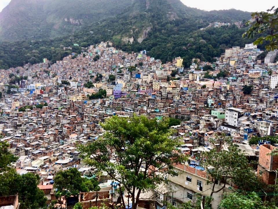 favela Rocinha cun bleras chasinas ina sper l'autra 
