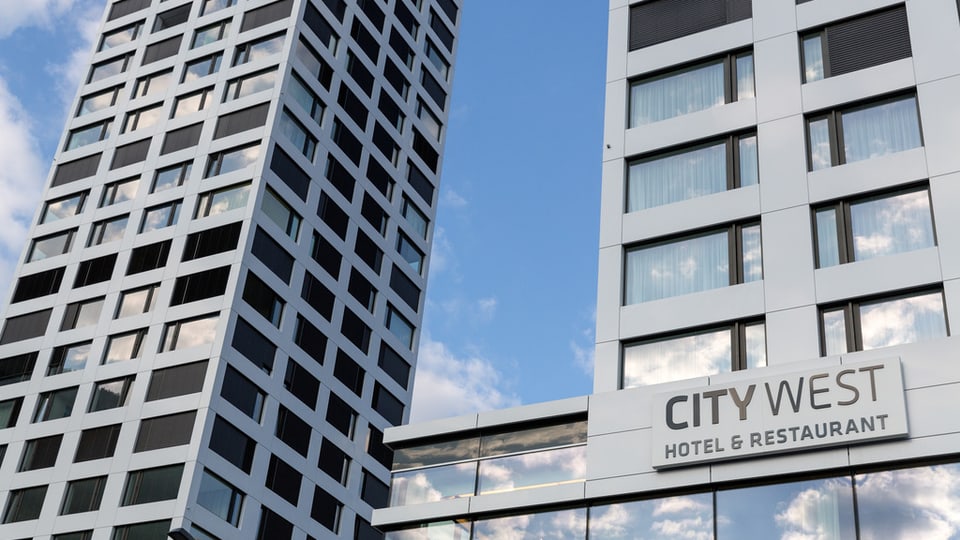 Datiers da las turs schumellinas City West duai dar in grond cumplex da kino - ins vesa las duas turs e l'inscripziun City West Hotel & Restaurant