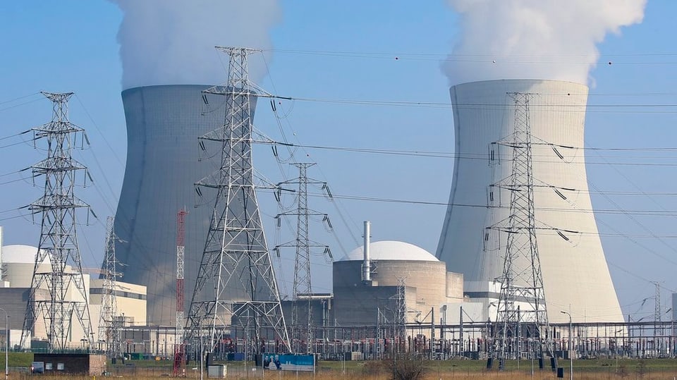 vista sin in'ovra atomara cun dus turs da vapur