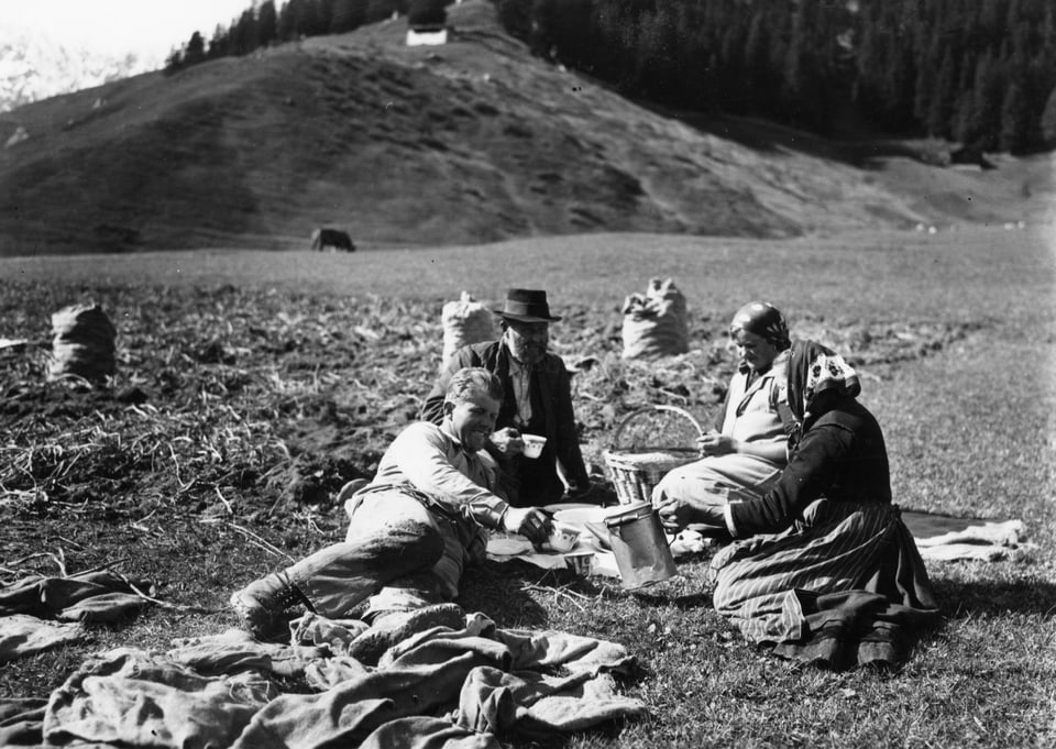 Marenda sin l'er da tartuffels a Camischolas l'onn 1935.