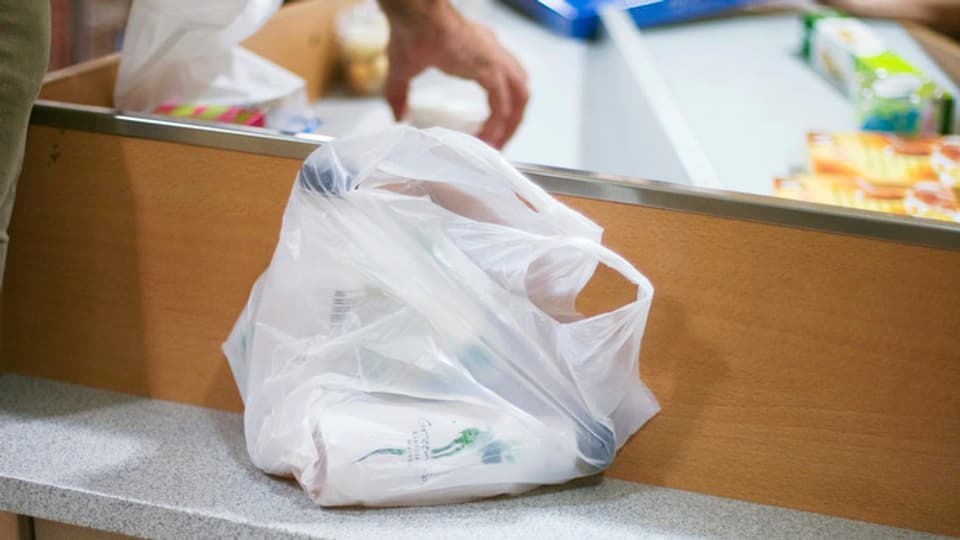 In satg da plastic alv è emplenì cun cumissiuns.