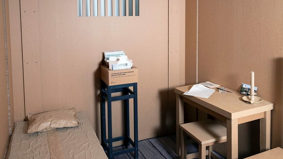Reconstrucziun en chartun d‘ina cella en la chasa da correcziun Realta per l‘exposiziun «Emblidadas da la ventira» en il Museum retic a Cuira.