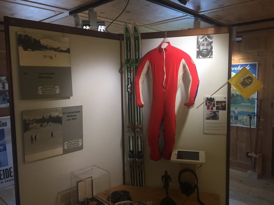 Il dress da l'anteriur skiunz Heini Hemmi è exponì en il museum local. 