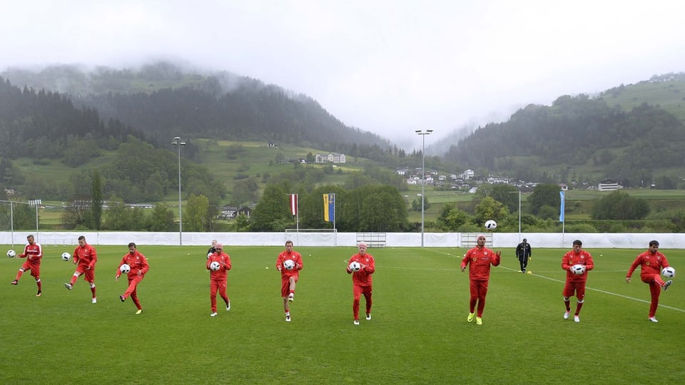 Ils giugaders en cotschen en la nebla da Schluein.