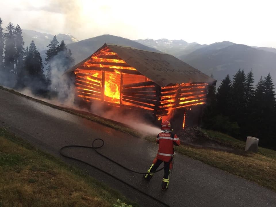 La stalla sur Luven en flommas. 