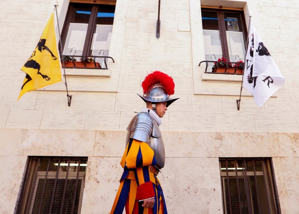 Spannung vor der Vereidigung als Schweizergardist im Vatikan sacco di roma