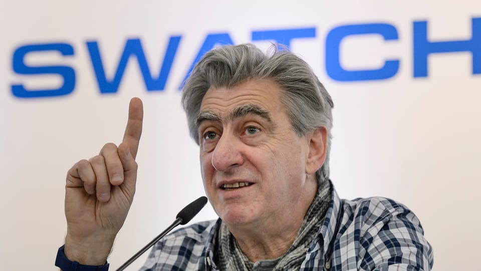 Nick Hayek fa ina fatscha fitg seriusa ad ina conferenza da pressa.