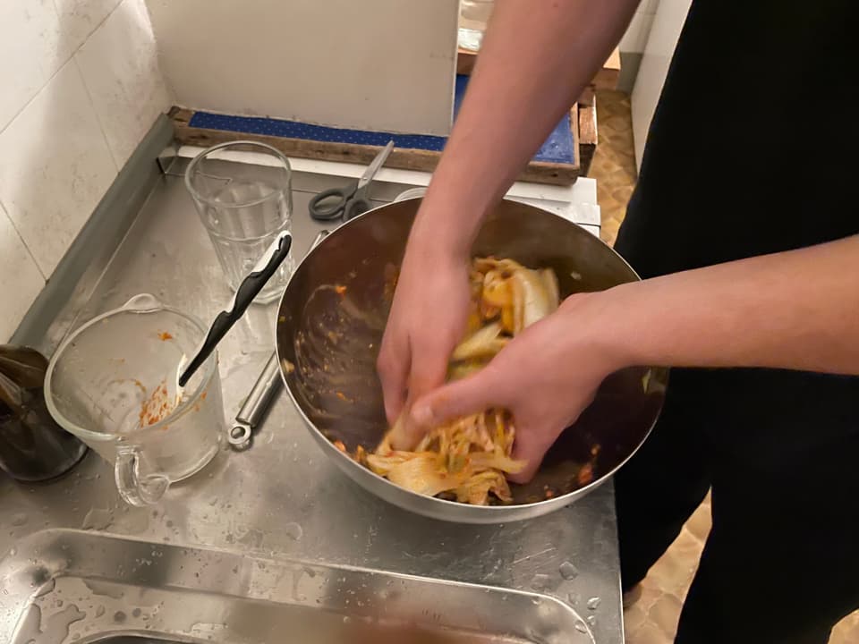 Die Kimchi-Zutaten werden mit der Marinade massiert. 