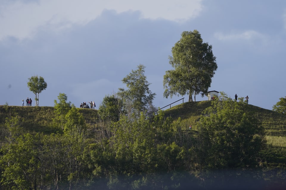 Der Hügel über Degen ist stets gut besucht während des Open Air Lumnezia.