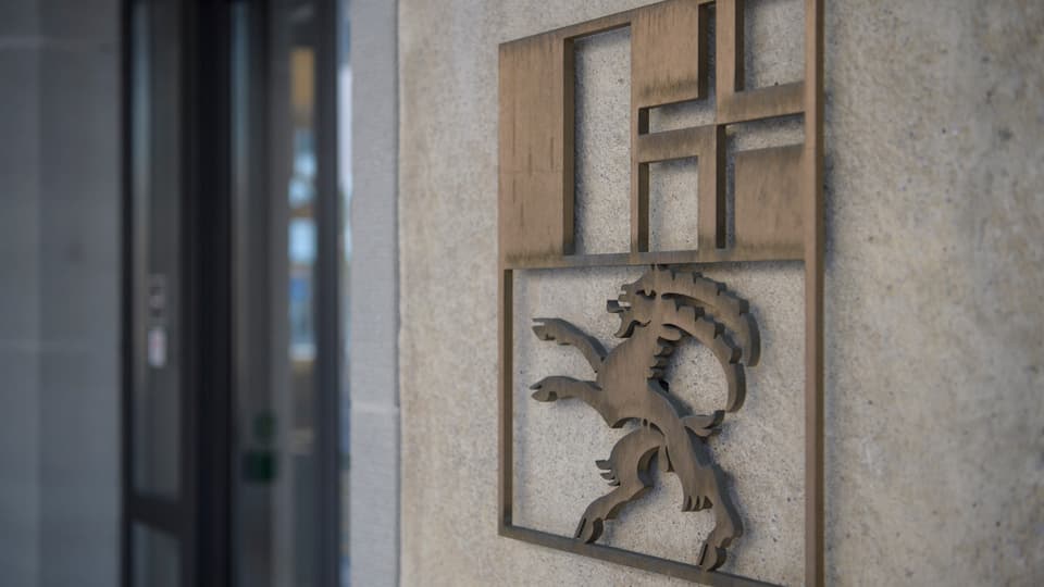 La vopna dal Grischun sper l'entrada al Cussegl grond.