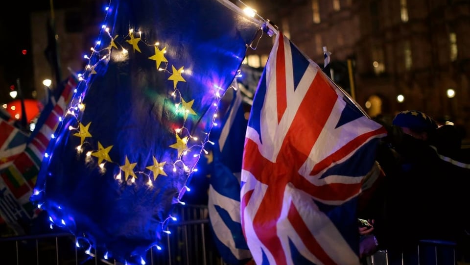 Bandieras da l'UE e da la Gronda Britannia.