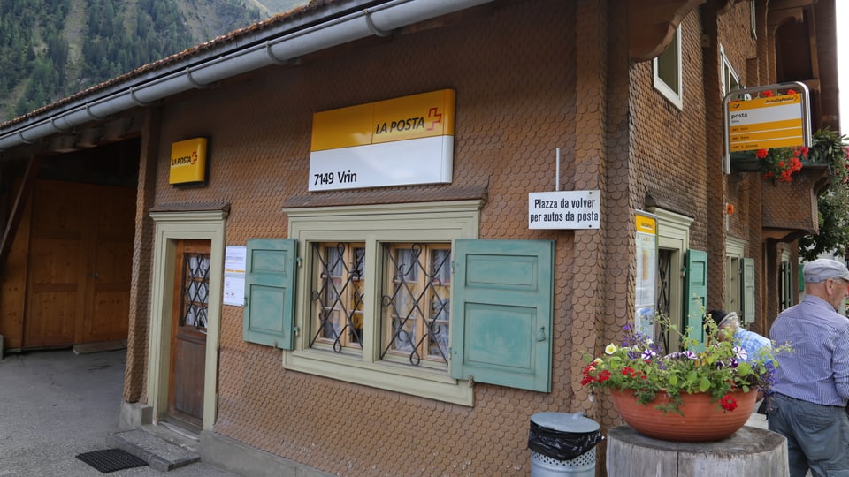 La Posta da Vrin in chasa cun schlondas clar brinas e las tipicas inscripziuns
