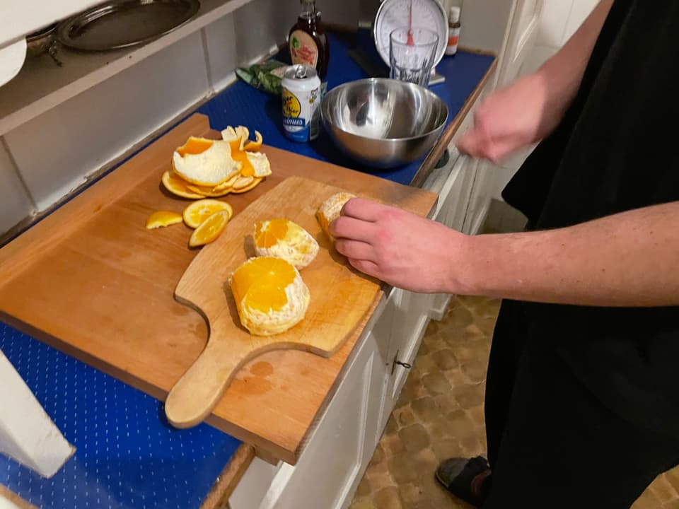 Valentin Bezzola schneidet die Orangen.