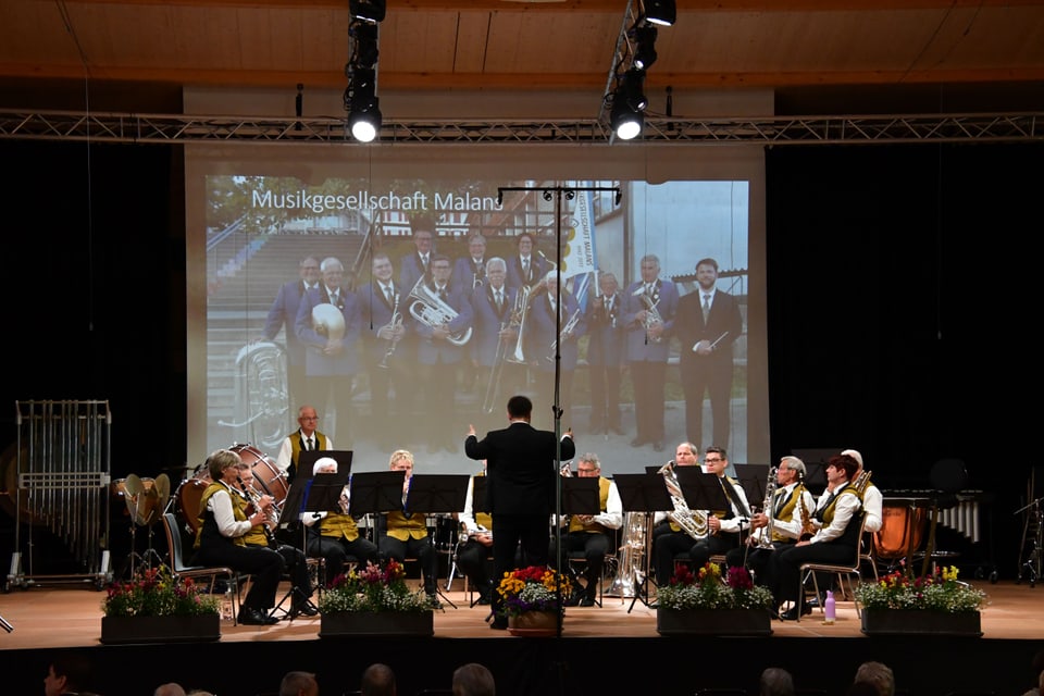 Musikverein spielt auf der Bühne