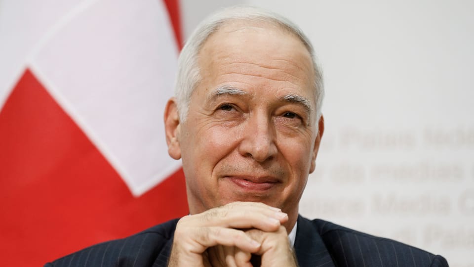 Jacques de Watteville era enfin uss il Secretariat da stadi per dumondas finanzialas internaziunalas.
