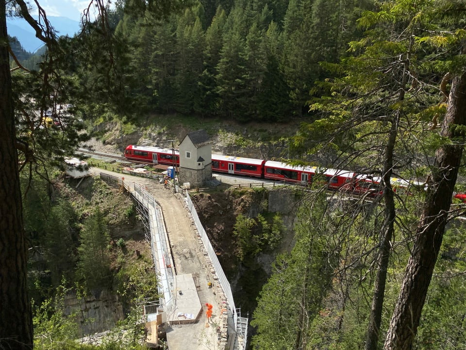 In tren da la Viafier retica passa a Tagn/Wiesen en direcziun da Filisur.