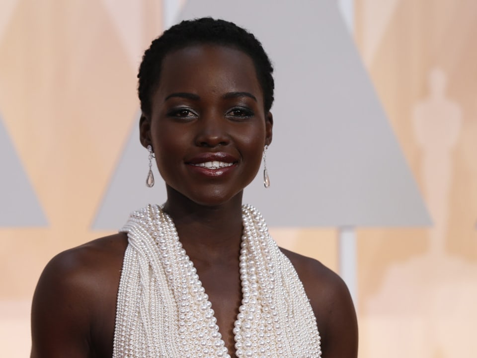 L'actura Lupita Nyong'o en ina roba da perlas.