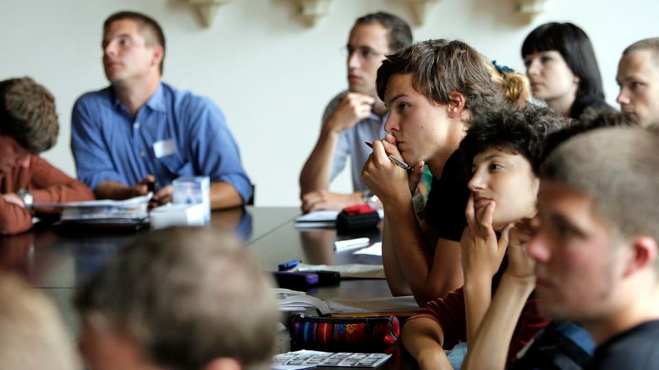 politichers giuvens durant ina discussiun