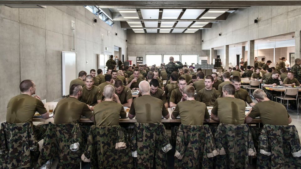Recruts en ina sala da mangiar.