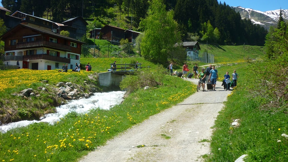 Ils Singknaben Solothurn arrivan en il champ Glaretsch a Segnas.