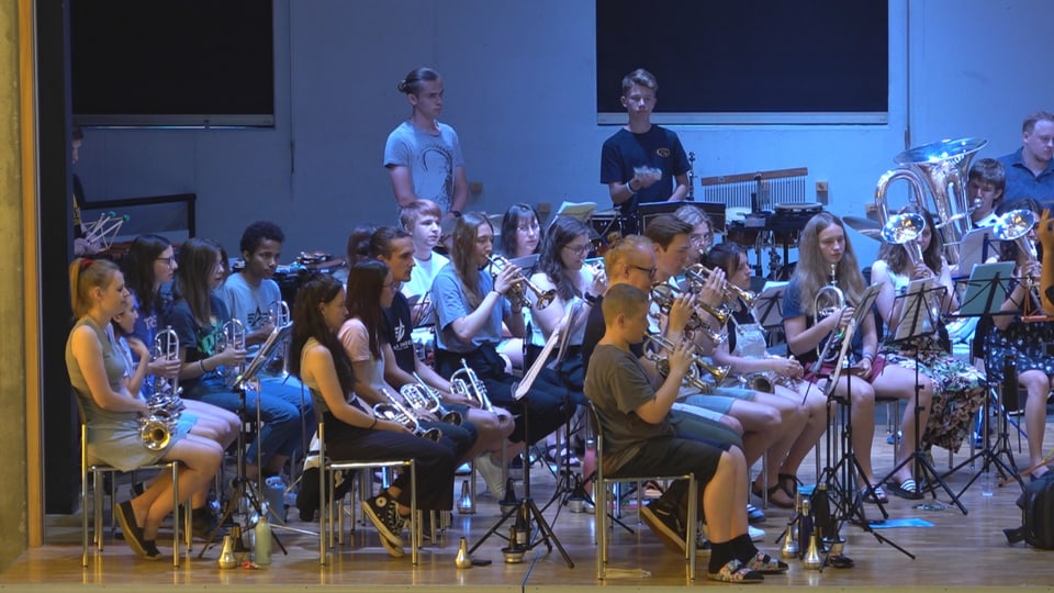 Die Formation der Jugend Brass Band Graubünden während den Proben in Obersaxen. 