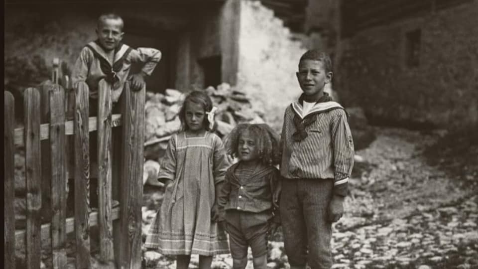 Ils uffants Giacometti avant chasa.
