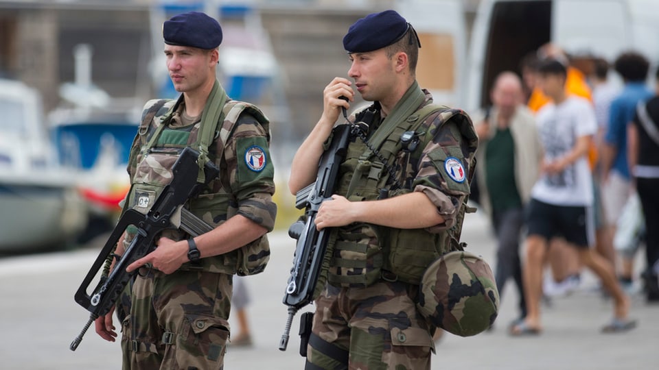 Forzas da segirezza durant il campiunadi europeic da ballape en Frantscha.