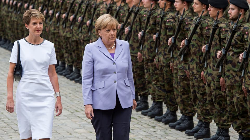 Angela Merkel e Simonetta Sommarug sin il Münsterplatz a Berna.