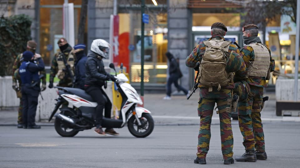 schuldads e la polizia patruglieschan en il center da Brüssel
