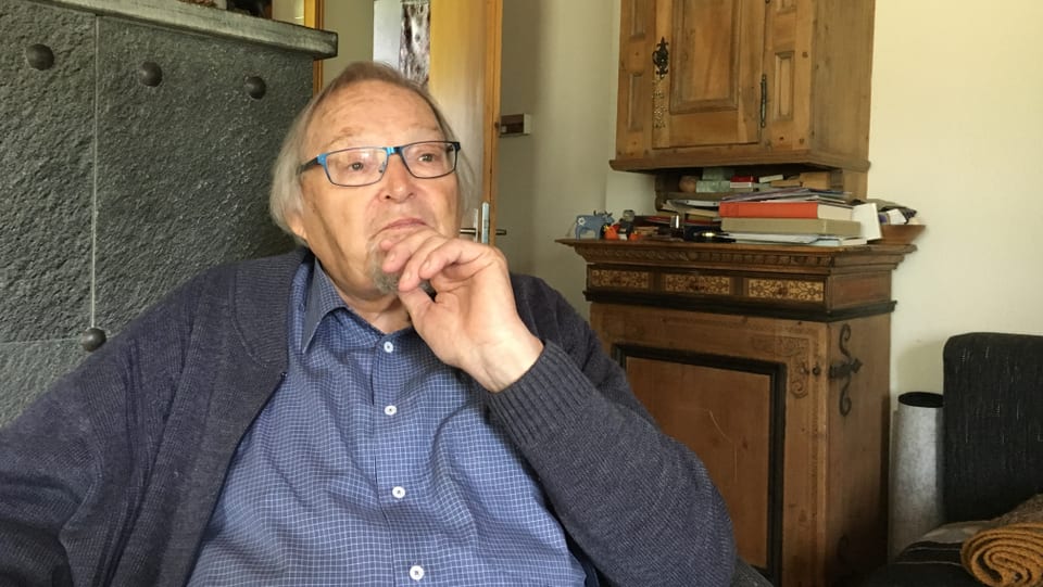 Jacques Guidon en sia stiva a Zernez. 