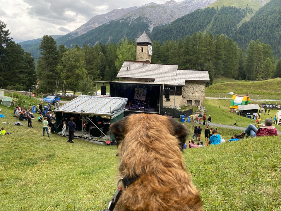 purtret da l'open air chapella e loui che guarda giu sin tribuna