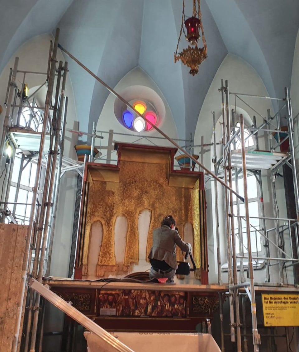 Der Altar der Kirche in Brienz wird wegen des drohenden Erdrutsches evakuiert.