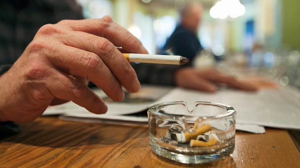 en ina bar, in maun cun ina cigaretta, dasper in tschendrer