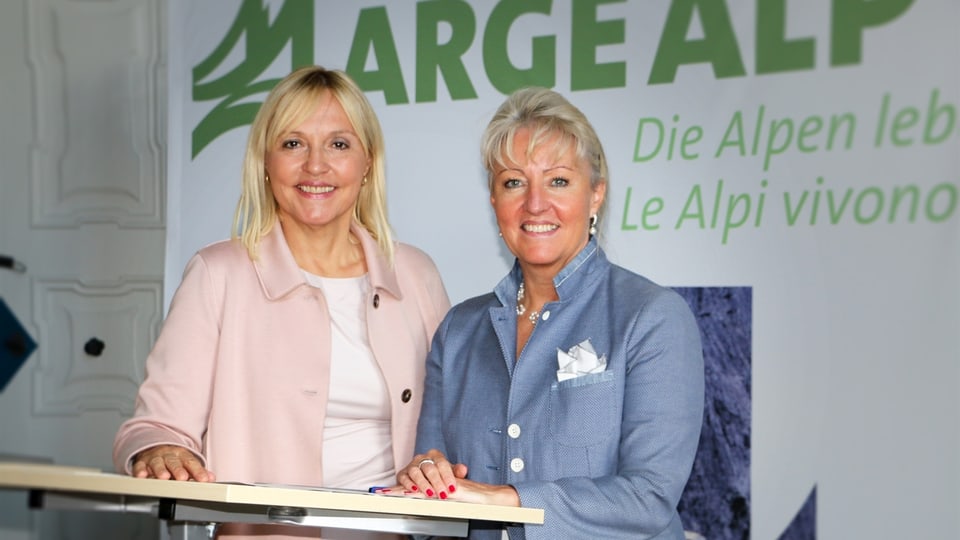 Beate Merk (san.), la ministra da Baviera cun la presidenta da la regenza grischuna Barbara Janom Steiner.