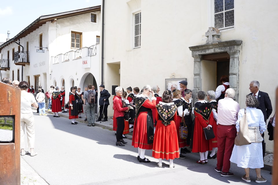 Grosser Andrang vor dem zweiten Festlokal Baselgia Ospiz.