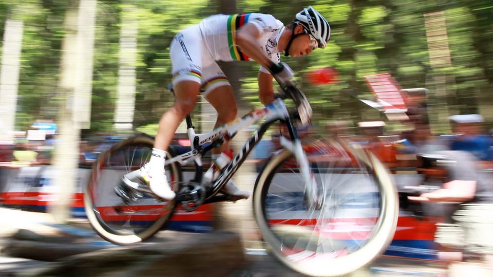Purtret da Nino Schurter durant in cursa da mountainbike
