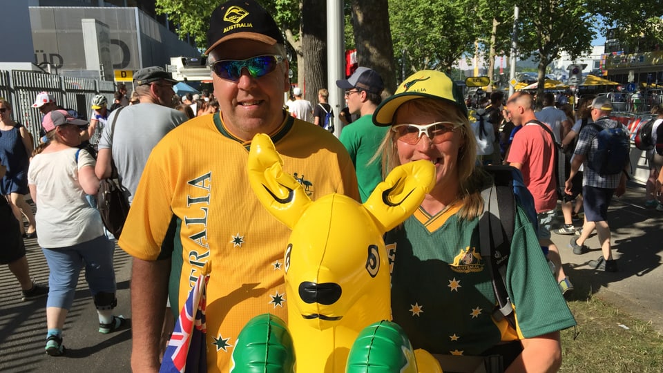 Dus fans da l'Australia che escortan il Tour de France.