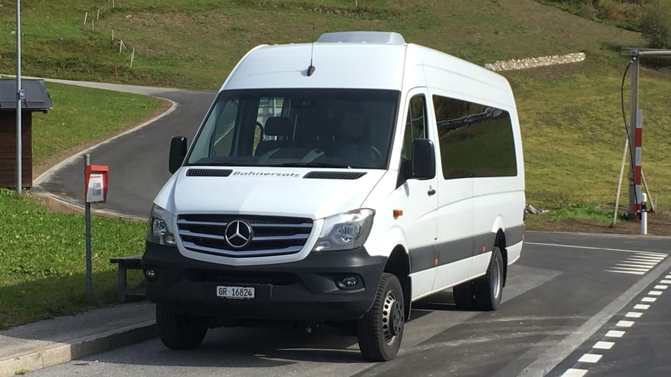 Bus da la firma da transports Schmid.