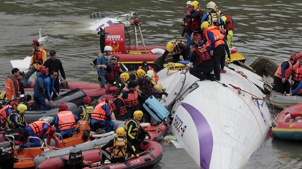 Persunas da salvament èn sin bartgas e prendan rauba ord l’aviun crudà.