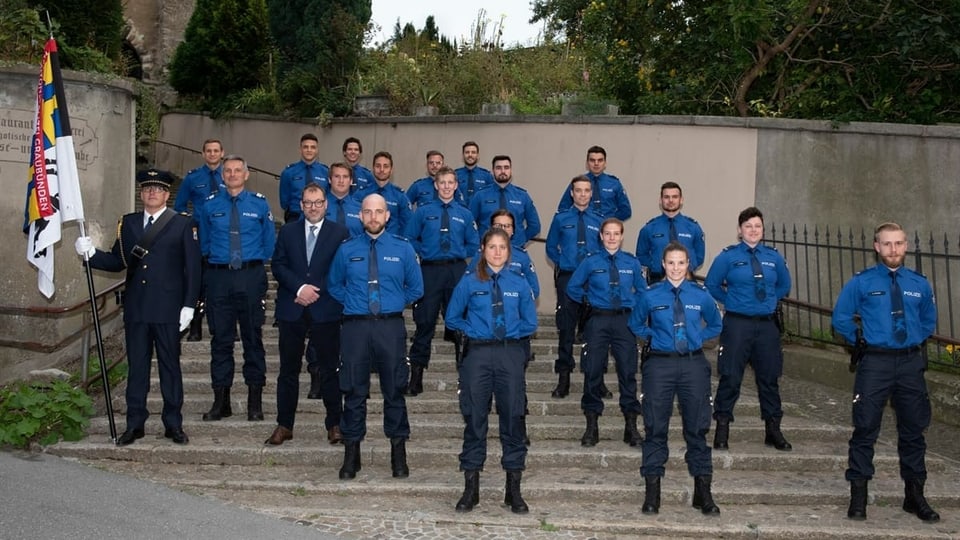 Policists e policistas sin ina stgala.