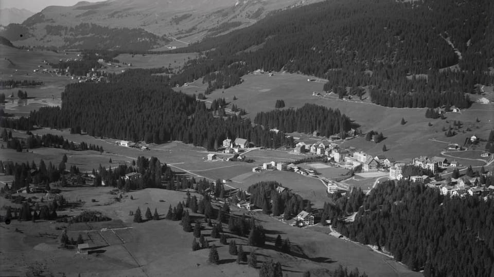 Blick auf die Hotels in Lenzerheide und die noch spärlich bebauten Quartiere Clois, Fadail, Penasch und Davos Lai  1947
