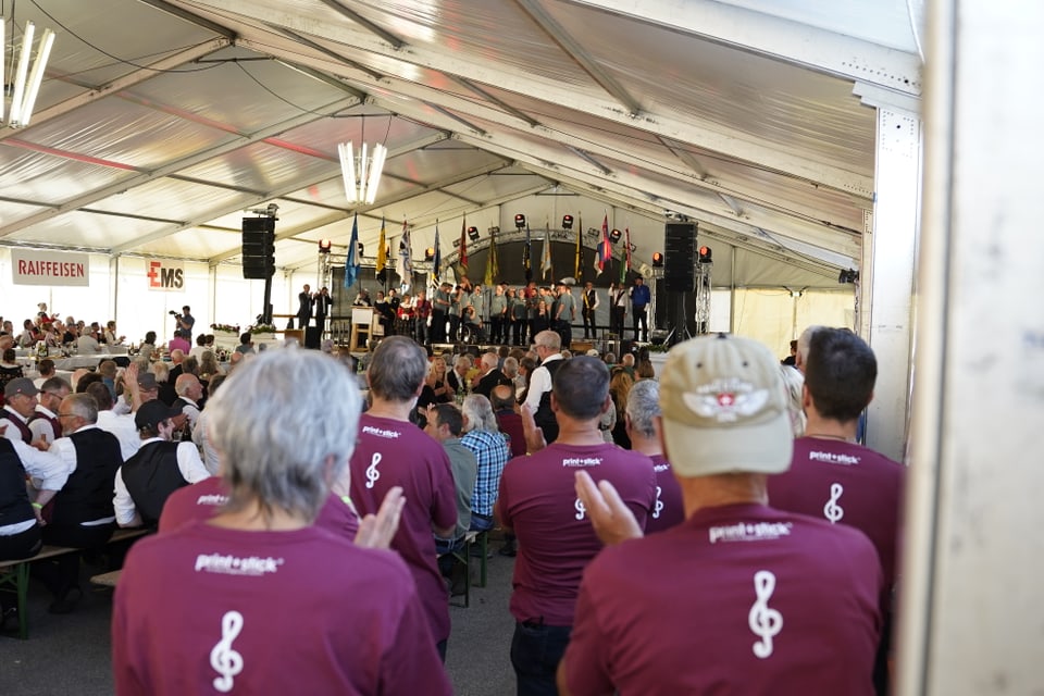 Die Helfer am Musikfest geniessen eine seltene Pause.