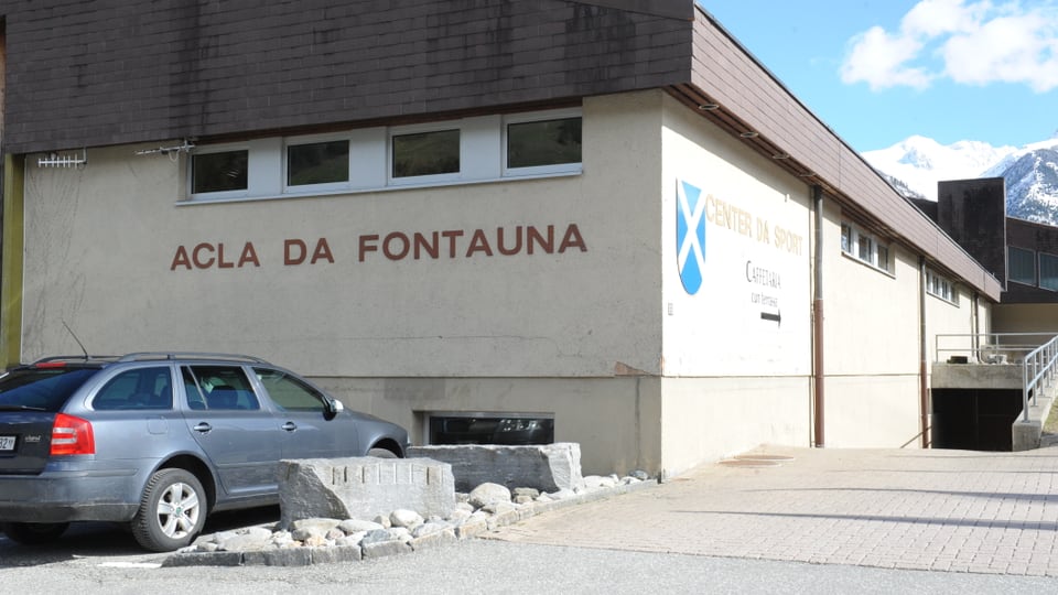 La fatschada nord (davant) e la fatschada vest dovran urgentamain ina sanaziun.