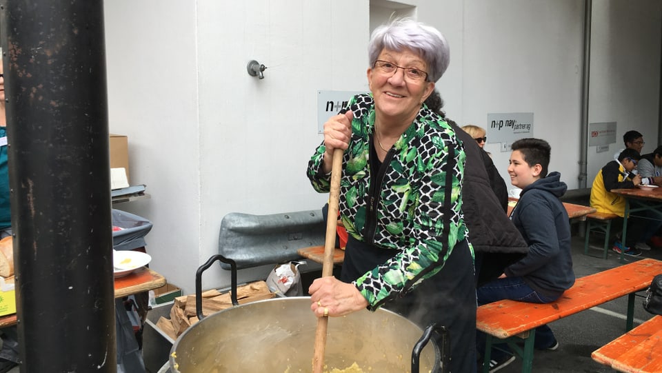 Georgina Caminada, suprastanta da la Caritas grischun, truscha pulenta per ils visitaders da l'avertura.