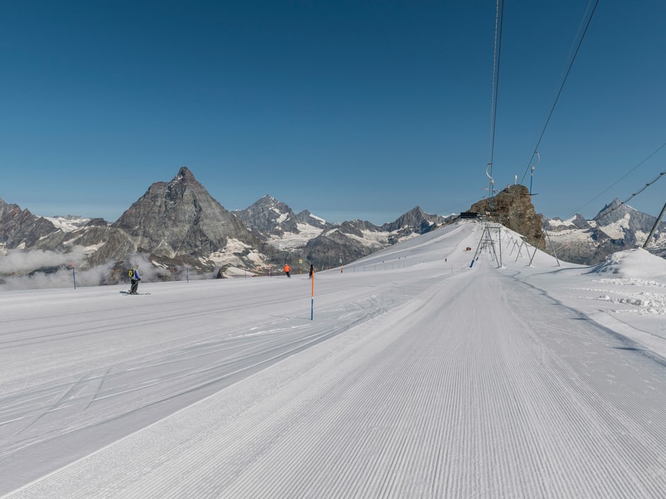 Ina pista da skis dentar il Matterhorn ed il Matterhorn pitschen.