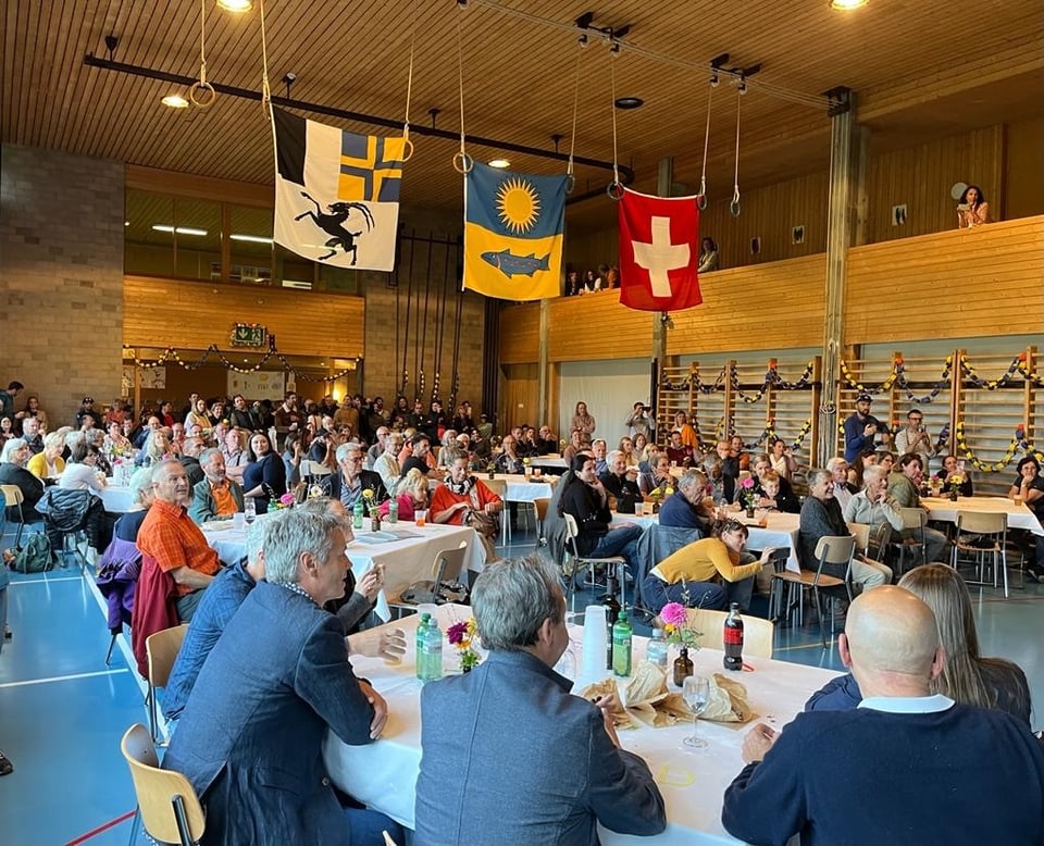 Voller Saal zum Fest mit Abendessen in Sils. 
