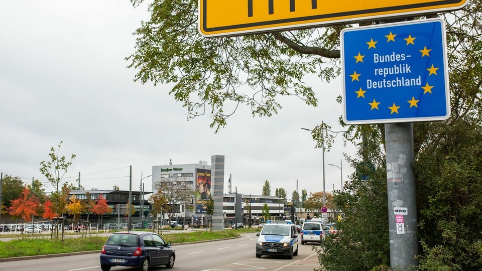 Placat al cunfin cun la Germania cun l'inscripziun: Bundesrepublik Deutschland.