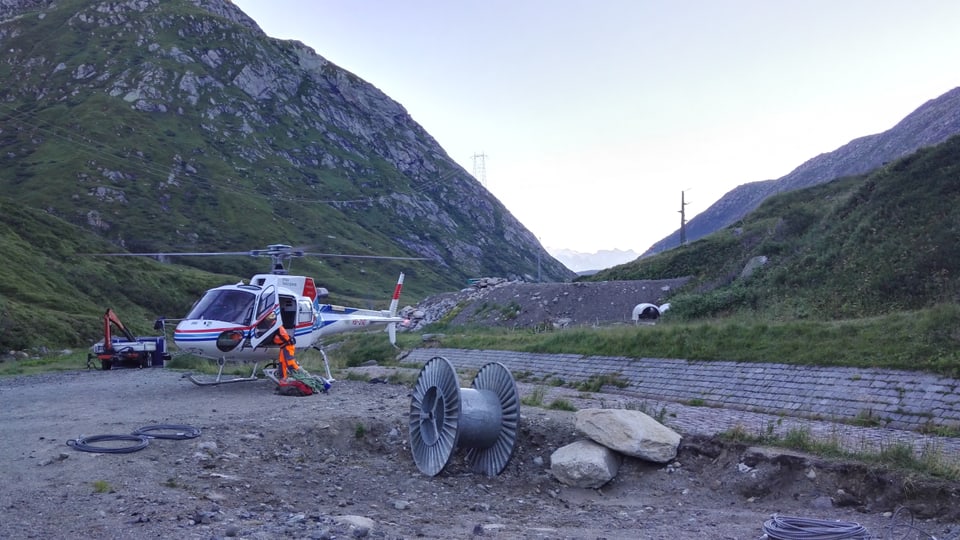 Il helicopter è sa tschentà sin l'alp Stgegia sut il lai da fermada «Lai da Sontga Maria».