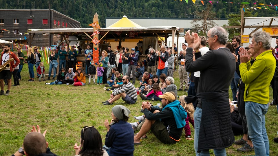 Das Publikum applaudiert der Band T-Squad