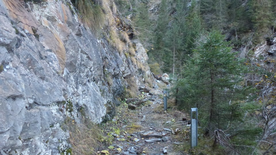 La via veglia da la senda è bloccada da crappa.